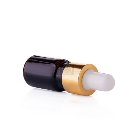 Téléchargez les photos : Clear Amber Glass Bottle With Bamboo Dropper isolated over white - en image libre de droit