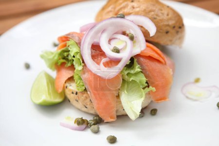 Téléchargez les photos : Bagel de saumon sur assiette - en image libre de droit