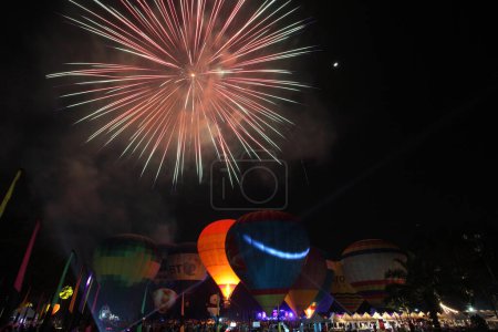 Foto de Festival de globos con fuegos artificiales - Imagen libre de derechos
