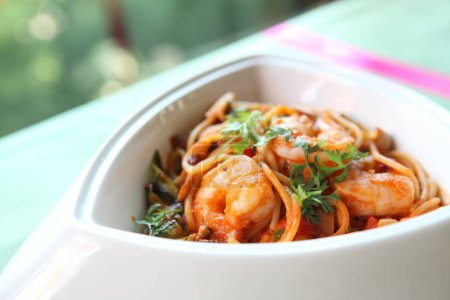 Téléchargez les photos : Spaghetti à la crevette sur fond, gros plan - en image libre de droit