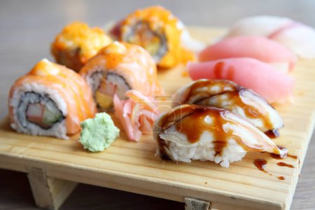 Téléchargez les photos : Set de sushis japonais sur planche en bois - en image libre de droit