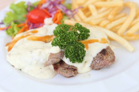 Téléchargez les photos : "Steak de boeuf à la sauce blanche
" - en image libre de droit