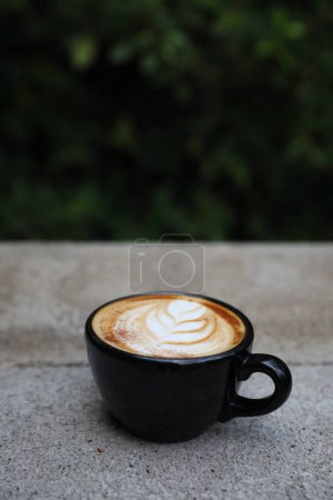 Foto de Taza de café capuchino sobre fondo de madera - Imagen libre de derechos