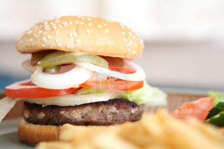 Téléchargez les photos : Une photo de cuisine de hamburger de bœuf - en image libre de droit