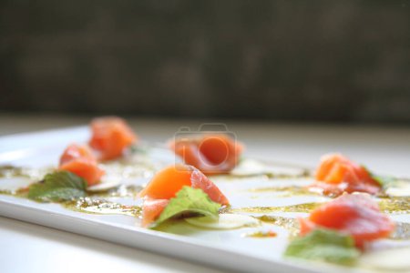 Foto de Carpaccio de salmón sobre plato blanco - Imagen libre de derechos