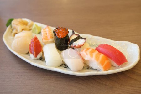 Téléchargez les photos : Mélanger les sushis. Savoureux concept japonais de fruits de mer - en image libre de droit