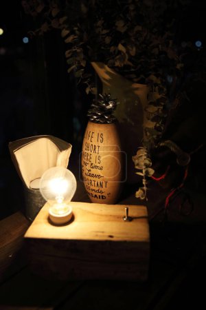 Téléchargez les photos : Lampe à la maison sur fond sombre, gros plan - en image libre de droit