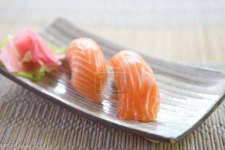Téléchargez les photos : Sushi au saumon. Savoureux concept japonais de fruits de mer - en image libre de droit