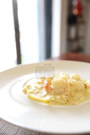 Téléchargez les photos : Sauce à la crème spaghetti aux crevettes - en image libre de droit
