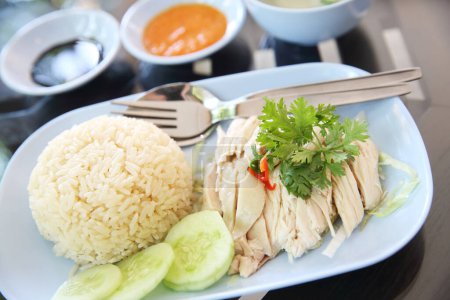 Téléchargez les photos : Poulet cuit à la vapeur avec du riz, khao mun kai - en image libre de droit