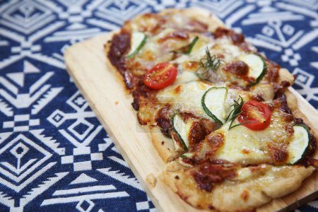 Téléchargez les photos : Gros plan sur la pizza italienne à la mozzarella et aux tomates - en image libre de droit