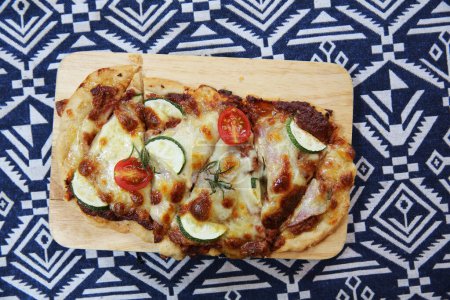 Foto de Primer plano de pizza con carne y queso - Imagen libre de derechos