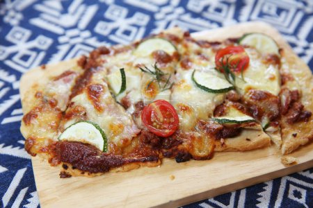Foto de Primer plano de la pizza con carne y verduras - Imagen libre de derechos