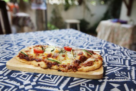 Téléchargez les photos : Plan rapproché de la pizza avec viande et légumes - en image libre de droit