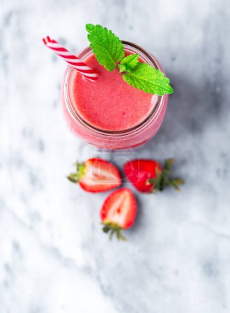 Téléchargez les photos : Smoothie fraise fraîche maison à la menthe - en image libre de droit