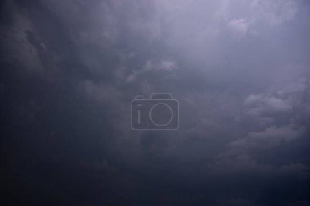Téléchargez les photos : Nuages de foudre et de pluie la nuit - en image libre de droit