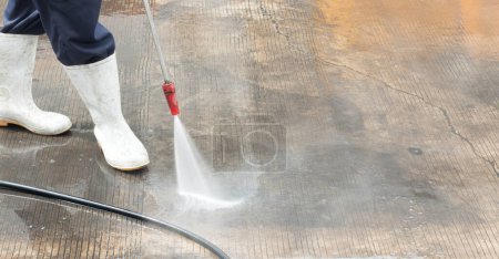 Téléchargez les photos : Nettoyage extérieur des sols avec jet d'eau haute pression - en image libre de droit