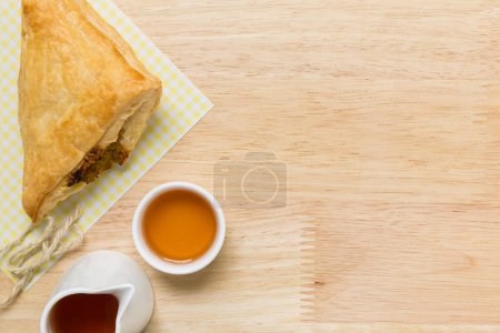 Téléchargez les photos : Vue du dessus de Tasty Puff Pastry sur fond en bois - en image libre de droit