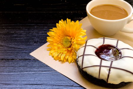 Téléchargez les photos : Dessert avec fond de café / Dessert avec café / Dessert - en image libre de droit