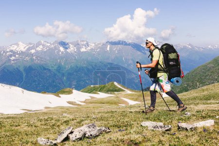Téléchargez les photos : Homme grimpeur en montagne - en image libre de droit