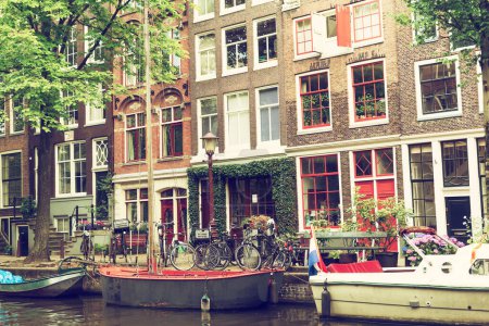 Téléchargez les photos : Canal d'Amsterdam avec bateaux - en image libre de droit