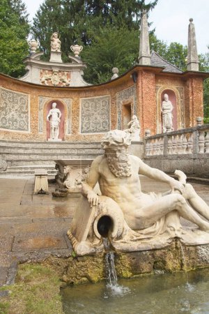 Foto de Vista de cerca de las estatuas del castillo de Hellbrunn Austria - Imagen libre de derechos