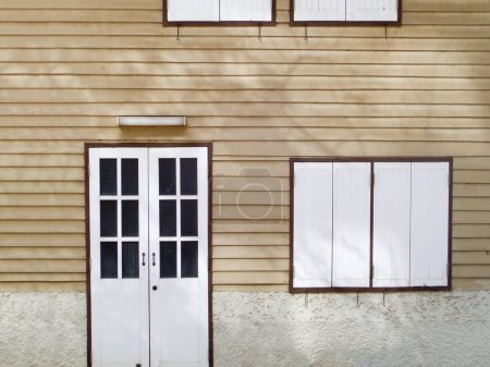 Foto de Casa de madera frente con puerta - Imagen libre de derechos