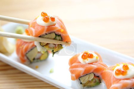 Téléchargez les photos : "Rouleau de saumon ". Savoureux concept japonais de fruits de mer - en image libre de droit