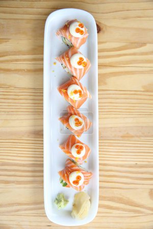 Téléchargez les photos : "Des petits pains de saumon. Savoureux concept japonais de fruits de mer - en image libre de droit