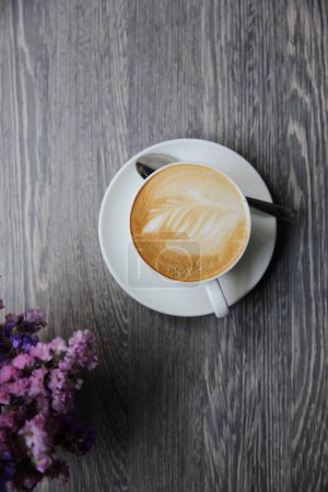Téléchargez les photos : Tasse de latte avec latte art sur la table vue du dessus - en image libre de droit