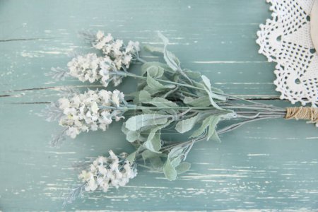Téléchargez les photos : Belles fleurs sur fond de bois vintage - en image libre de droit