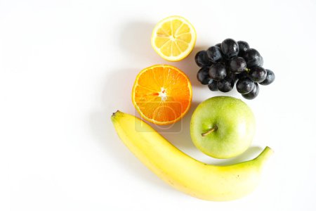 Téléchargez les photos : Une sélection de fruits tropicaux - en image libre de droit