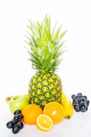 Téléchargez les photos : Sélection de fruits tropicaux sur blanc - en image libre de droit