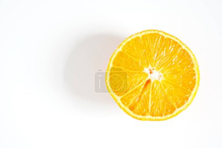 Téléchargez les photos : Tranches d'orange sur fond blanc - en image libre de droit