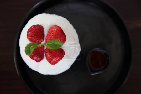 Téléchargez les photos : Glace rasée au lait et fraise - en image libre de droit