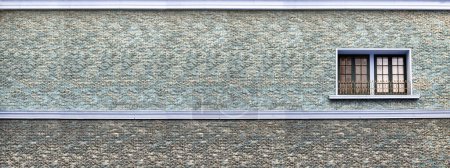 Foto de Panorama de piedra de arena pared de ladrillo gris ventana de color azul - Imagen libre de derechos