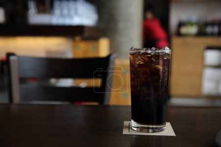 Téléchargez les photos : Cola boire sur fond de bois - en image libre de droit
