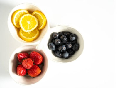 Foto de Sirviendo tazones de frutas sobre fondo blanco - Imagen libre de derechos