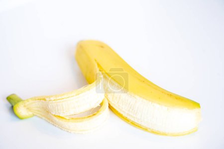Téléchargez les photos : Banane décortiquée sur fond blanc - en image libre de droit