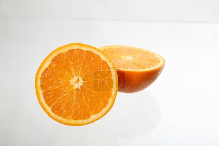 Téléchargez les photos : Orange isolé en fond blanc - en image libre de droit