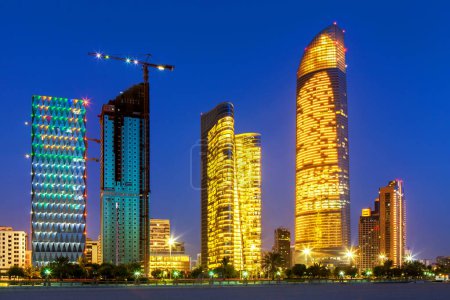 Téléchargez les photos : Abu Dhabi la nuit - en image libre de droit