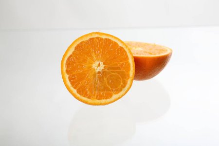 Téléchargez les photos : Orange isolé en fond blanc - en image libre de droit