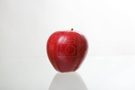 Téléchargez les photos : Pomme isolée en fond blanc - en image libre de droit