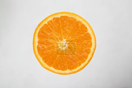 Téléchargez les photos : Tranche d'orange isolée sur fond gris - en image libre de droit