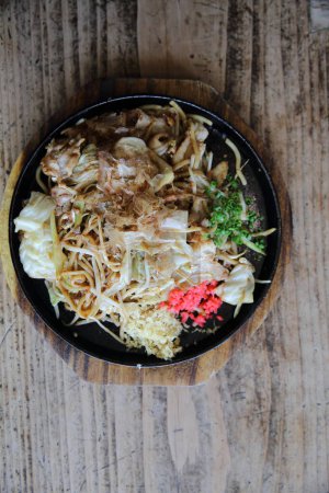 Téléchargez les photos : "Cuisine japonaise, nouilles frites Yakisoba
 " - en image libre de droit