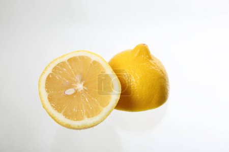 Téléchargez les photos : Citron isolé en fond blanc - en image libre de droit