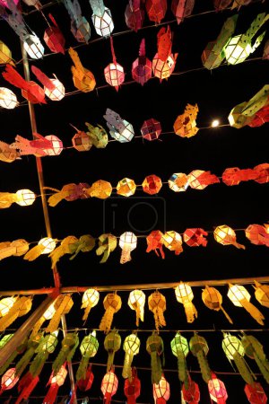 Téléchargez les photos : Lanterne thaïlandaise colorée sur le ciel - en image libre de droit