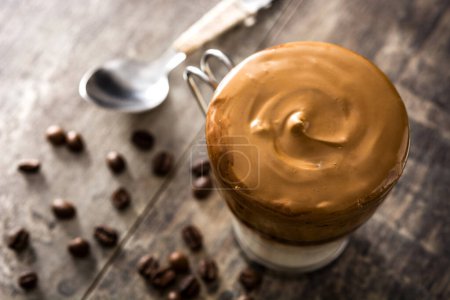 Téléchargez les photos : Creamy iced dalgona coffee - en image libre de droit