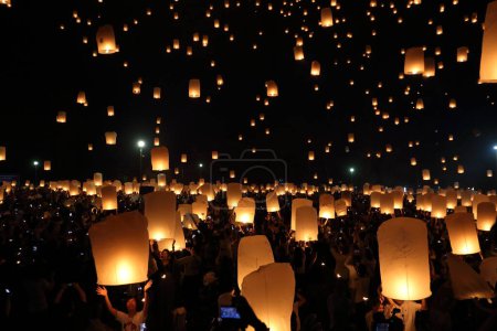 Téléchargez les photos : Festival lanterne flottante en Thaïlande - en image libre de droit