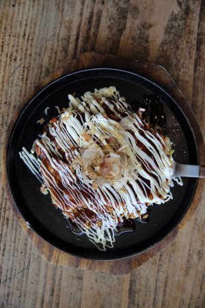 Foto de Comida japonesa okonomiyaki, pizza japonesa - Imagen libre de derechos